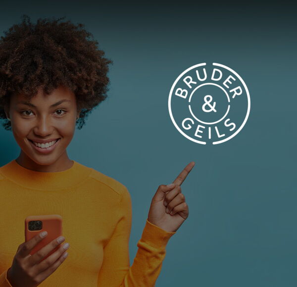 Bild einer Webseite einer Steuer- und Rechtsberatung. Frau mit gelbem Pullpver zeigt erfreut auf das Webseitenlogo.