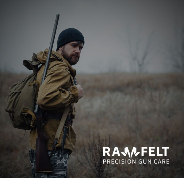 Bild eines Jägers in freier Natur mit geschulterter Waffe